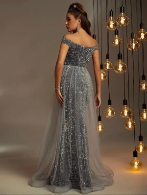 Festklänning  - Byst87cm/höft94cm/medja70cm! Passar M/L! Använd endsat 3timmar ! Jätte fin 