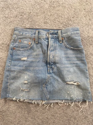 Levis jeanskjol - Säljer denna jättefina jeanskjol från Levis!!! Den är storlek W23 men skulle säga att den passar XS-S. Tryck helst inte på köp nu utan skriv i chatten om ni vill köpa!!