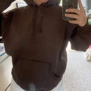 Superfin brun hoodie från bikbok