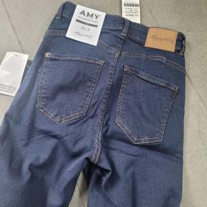 Jeans säljes med prislapp kvar. 