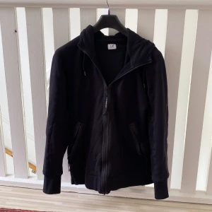 Cp company goggle hoodie - Köpt för 1 år sedan Fint skick, sparsamt använd. Pris kan diskuteras.  Nypris 2500 