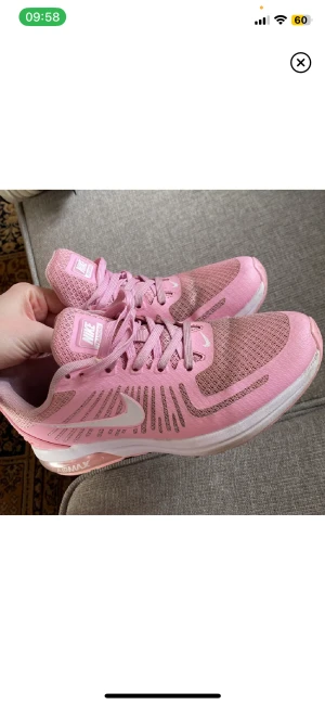 Nike skor  - Nike skor, använda ett år gånger bara, men ser fortfarande ut som helt nya skor och bra i skick.