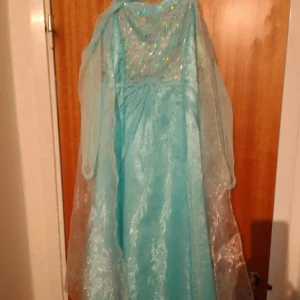 Elsa klänning från Disney - Använd 2 gånger. Inköpt på DisneyStore i Stockholm. Passar upp till storlek 152. För barn. 
