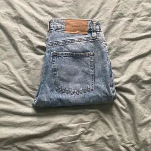 Ett par H&M jeans. I modellen MOM JEANS. Som är högmidjade. Inga märken på användning. Endast använda 2 gånger. Hör av er om ni vill ha mer bilder eller om ni har några frågor. Jag står inte för frakten🤍