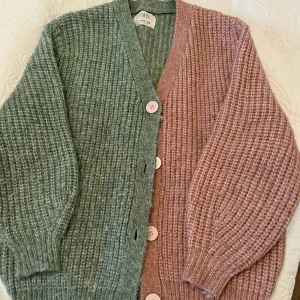 Kofta från zara - Super fin kofta från zara. Är lite osäker på om jag vill sälja med kom gärna med prisförslag! 