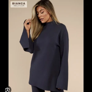 Tröja från Nelly - Mörkgrå tröja från Biancas kollektion med Nelly, Bianca X Nelly, aldrig använd så i nyskick! Strl S 🩶