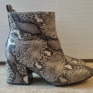 Klackskor - Dessa vrålsnygga skor. Snake-mönstrade klackar. Använda EN GÅNG. 