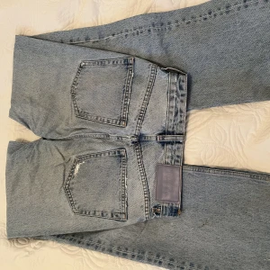 Högmidjade jeans - Jeans från pull and bear. Rensar garderoben så kolla in mitt konto för fler billiga och fina saker