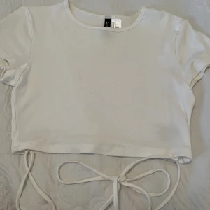 Vit tshirt - Vit tshirt från hm som man knyter runt magen. Kolla in mitt konto för mer kläder för billigt pris❣️