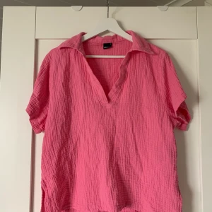 Rosa topp - Supersnygg rosa topp från Gina Tricot🌸 Storlek S, väldigt bra skick🌟 Skriv för fler bilder på!