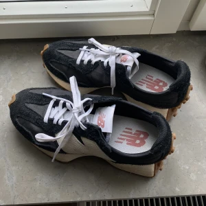 New balance sneakers  - Säljer mina skit snygga New balance sneakers. Köpte i vintras och använda, men i väldigt bra skick. Tvättas innan försäljning. Inga defekter eller likande. Slutsålda överallt💕🌸modell 327.