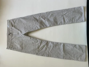 Vit/beige manchesterbyxor - Säljer mina fina vita/beiga  manchesterbyxor i storlek 33x34. Mått på byxan finns på tredje bilden. Kan mötas upp i Stockholm o kan också fraktas.