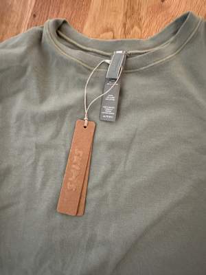 Helt ny Cotton Jersey t-shirt från Skims i färgen mineral. Storlek XS