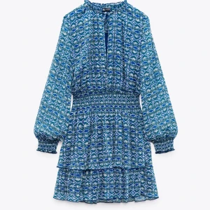 Zara klänning  - Superfin klänning från zara aldrig använd. Slutsåld i alla storlekar!❤️ säljer den pga att jag aldrig använt den. tryck gärna på köp nu! 