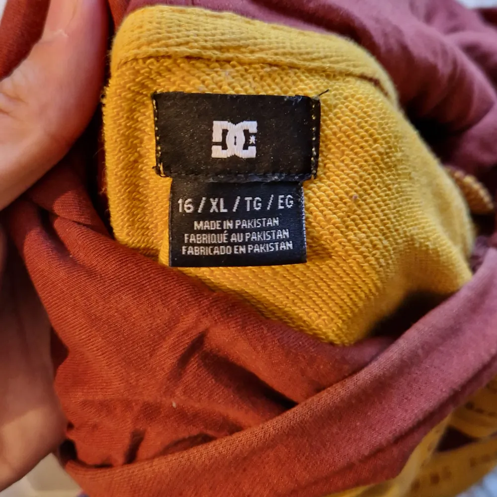 Dc hoodie väl använd men i mycket bra skick. Tröjan är XL i barnstorlek.. Hoodies.