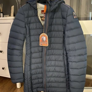 PARAJUMPERS Jacka Irene Navy - Säljer min parajumper dunjacka då den är för liten, Max använd 4 gånger och i super bra skick. Denna är i färgen navy och i storlek xs. Ordinarie pris 5250kr på NK.