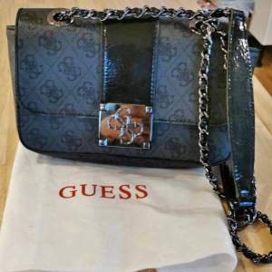 Selling Guess shoulder bag. Used only once. 