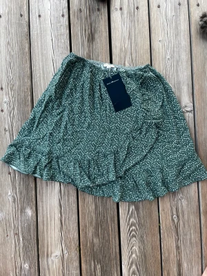 Kjol Brandy Melville - Oanvänd söt sommarkjol med volang fr Brandy Melville. Storlek 34