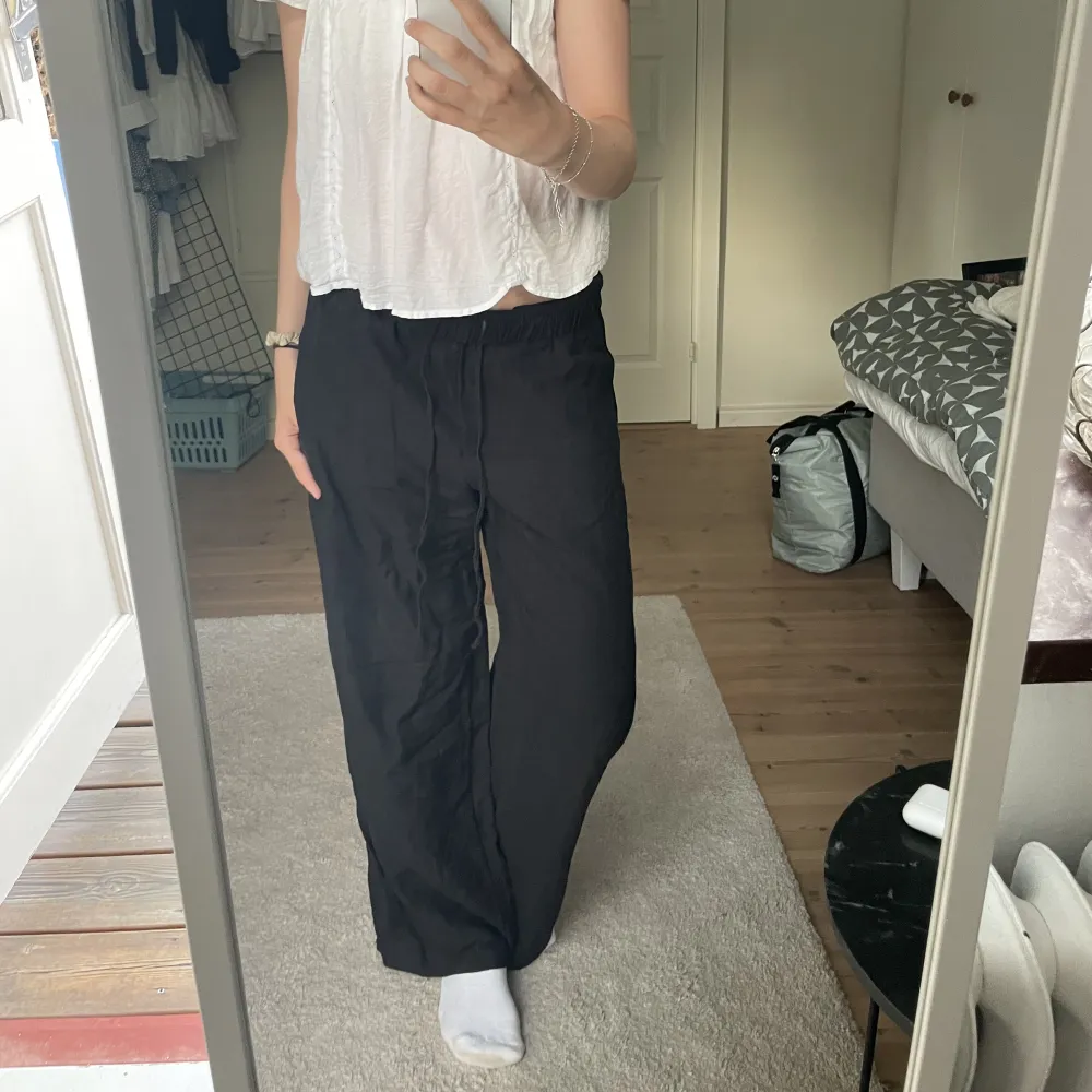 Svarta linnebyxor från H&M. Går att vika ner och ha lågmidjat som jag gjort, annars är de mid waist. . Jeans & Byxor.