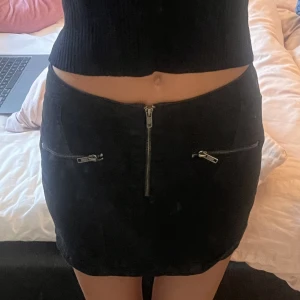 Svart Jeanskjol - Söt svart jeanskjol med dragkedjor