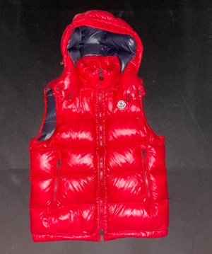 Moncler Väst - Moncler väst som jag inte har behov av längre, väldigt väl skött. Storlek 3, kvitto finns.