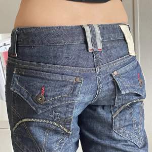 Ett par JÄTTEFINA jeans jag tyvärr är tvungen att sälja då de är för små. Modellen är 169cm lång. Jeansen är flare och lågmidjade! Köpte byxorna här på plick så bilderna är från tidigare säljare!midjemått: 79cm innerbenslängden: 74cm💞💞