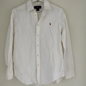 Ralph lauren skjorta  - En jättefin Ralph lauren skjorta som har blivit för liten för mig. Jättefint skick. Står storlek ”16” men passar xs/s. Tvättar och stryker innan den fraktas 