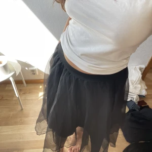 Snygg svart lång kjol 💗 - Snygg svart lång kjol som inte kommer till användning längre 