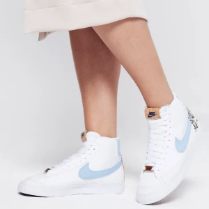Nike blazer mid ’77 - Superfina Nike skor köpta på Zalando. Superfin detalj med blommor i bak. Storlek 37,5. Originalkartong finns kvar. Köpta för 1200kr. Visst slitage men inget överdrivet. Pris kan diskuteras. 