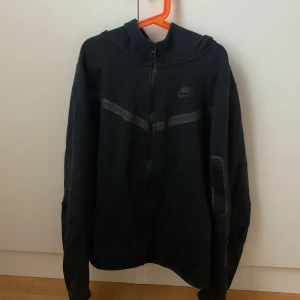 Nike tech fleece - Säljer en Nike tech fleece i bra skick, pris kan diskuteras.