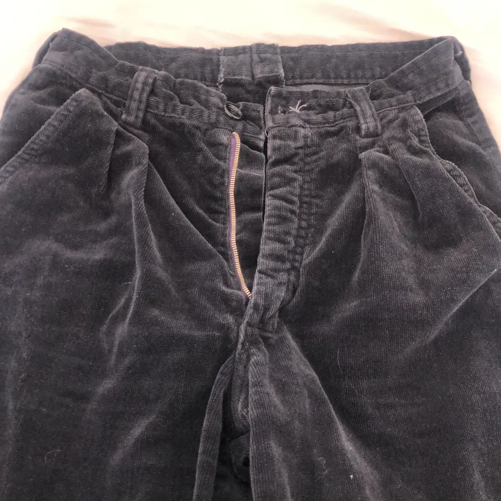 Köpta på en vintage loppis mycket bra skick bortsätt från dragkedjan som inte går att stänga :/ finns inga lappar. Jeans & Byxor.