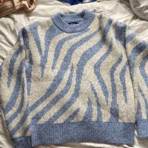 Stickad tröja från ginatricot i modellen Lina knitted sweater💕Använd en gång så i nyskick, nypris är 499kr