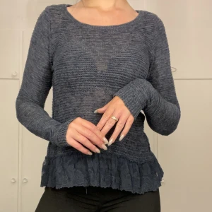 Stickad tröja  - Stickad tröja från Hollister. Den är mörkblå och mycket söt. Det är storlek L men funkar som en M också 