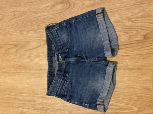 Jeansshorts  - Blåa shorts med anpassningsbar midja.