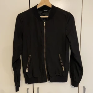 Svart jacka Strl: XS/S - Svart jacka i storlek XS/S. Knappt använd.