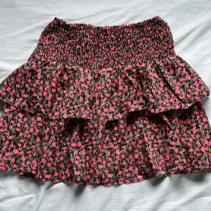 En kjol från Shein, aldrig andvänd, luftigt material💕