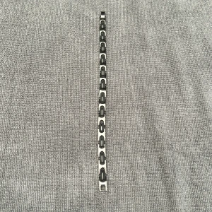 Rostfritt armband - Nytt rostfritt metallarmband i trendig design. Längd: 22,5 cm. Köparen står för frakt.