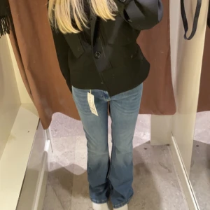 Lågmidjade jeans  - Säljer mina lågmidjade jeans, jätte fina och bekväma och stretchiga. Är 165 och dem sitter bra på mig. Dem är alltså långa. Bra skick.💗 bootcut och lowwaist extremt populära och burkar vara svåra att få tag på 