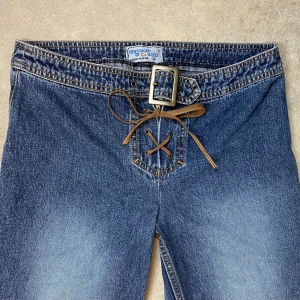 Mellanmidjade Jeans  - Från Crazy World Junge Mode, storlek 38. I fint skick. Jeansen är lite mörkare i verkligheten ⚠️Mått: Höft/Midjebredd 40cm, grendjup 24cm & innerbenslängd 77cm 