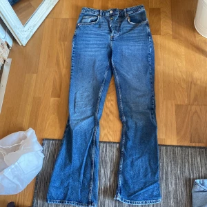 Jeans - Bootcutjeans från BikBok. Aldrig använda