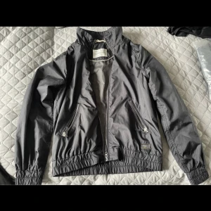 Peak jacka  - Sommar jacka som ej används. Knappt använd, därför mycket bra skick. Nypris 1100kr