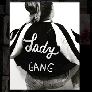 Lady gang jacka - Superfin jacka från Monki som knappt använts alls, i nyskick! Hängt orörd i garderoben sen jag köpte den i princip. Köparen står för frakten💞