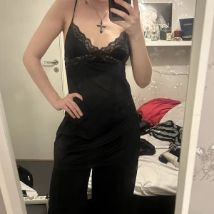 Nattlinne - spets - Jättefint nattlinne som är lite för liten för mig så hoppas att någon annan kan få användning för den. Passar mig som bär S-M, kontakta om du är intresserad eller har övriga frågor🫶