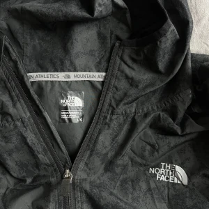 The North Face Windbreaker - Vindjacka från North Face, spräckligt mönster! 