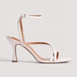 Klackar  - Vita klackar från Nakd, 7 cm klackhöjd, endast använda vid ett tillfälle! 🥰