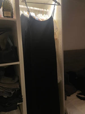 Svart tight klänning - Svart tight klänning från Bershka. Skims inspirerad. Öppen rygg. Storlek XS, väldigt stretchig. Använd 1 gång säljer för 100kr