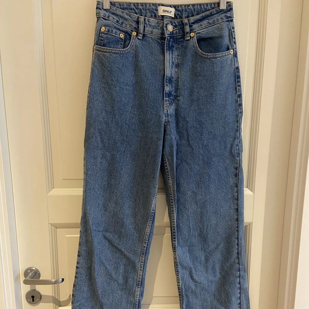 Only jeans i stl 28/32, passar mig i benlängd som är 170 cm lång. Jeansen är högmidjade och är i rak modell. . Jeans & Byxor.