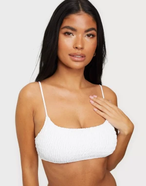 VIT BIKINI - Vit bikini från Nelly. Storlek S i topp och XS i trosor. Båda delarna är sjävklart oanvända och har lapparna kvar.