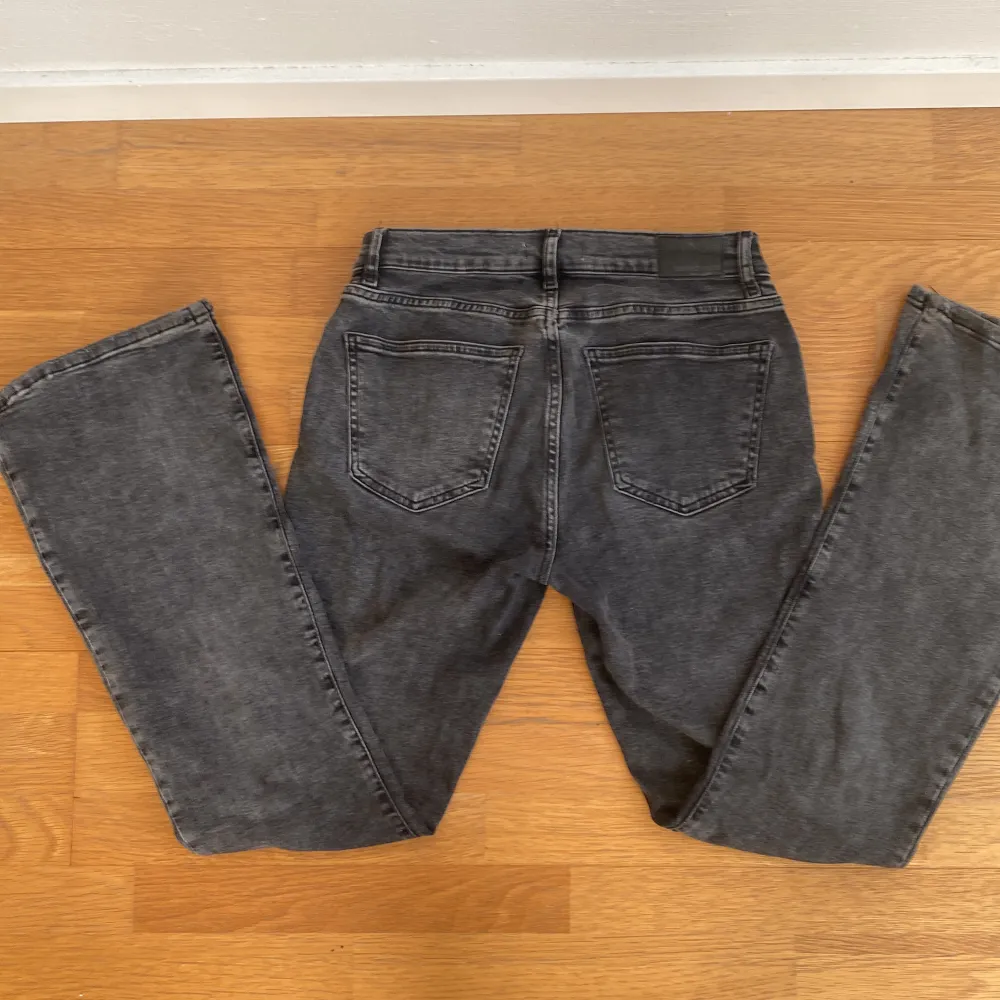 Jag säljer dessa svarta jeans då de är för små för mig och inte kommer till andvändning😢❤️ Tryck inte köp nu utan skriv till mig först💕. Jeans & Byxor.