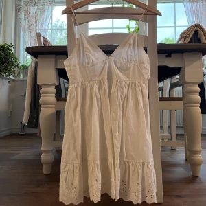 Trendig klänning från Zara! - Säljer min vita klänning från Zara som är slutsåld på hemsidan!💗  Är i storlek XS och i mycket fint skick då den bara är använd 1-2 gånger.  Skicka DM för fler bilder eller frågor✨ 